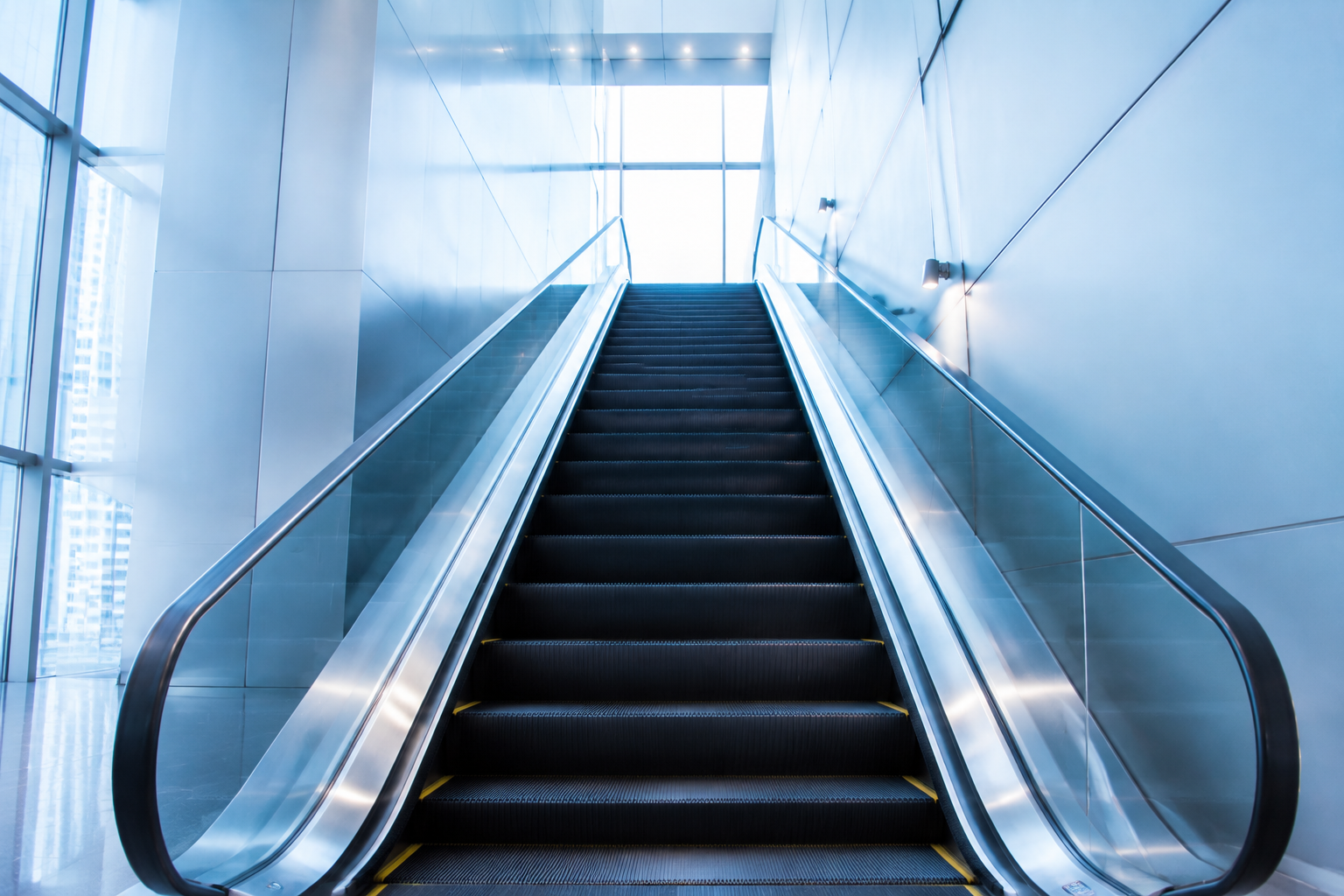 Sleek escalator in a bright atrium (1)